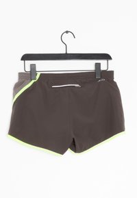 Bruna sportshorts med en grön accent på sidan, stretchigt material, elastiskt midjeband och en dragkedjeficka på baksidan.