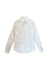 Camicia a maniche lunghe con colletto in tessuto bianco con motivo a griglia. Presenta una chiusura frontale con bottoni e un orlo curvo.