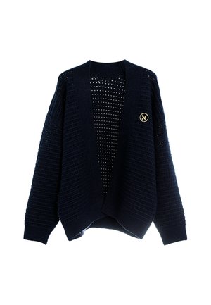 Cárdigan de punto en color azul marino con un patrón texturizado, con frente abierto y mangas largas. Presenta un pequeño emblema dorado en el lado izquierdo.