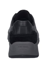 Schwarzer Sneaker aus einer Kombination von Leder und Wildleder, mit einer grauen Gummisohle und einem Zugband an der Rückseite. "JOSEF SEIBEL"-Logo an der Ferse.
