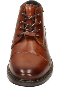 Braune Leder-Ankle-Boots mit einer abgerundeten Zehenpartie, kontrastierenden braunen Schnürsenkeln und genähten Akzenten entlang der Kanten.