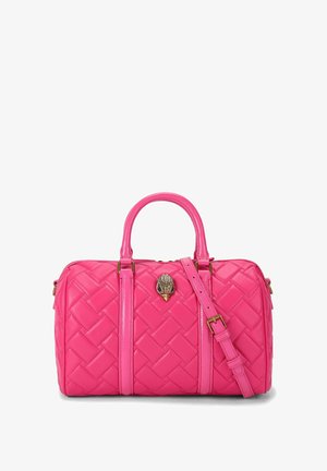 Roze gecapitonneerde handtas met een glanzende afwerking, dubbele handvatten en een afneembare schouderband. Voorzien van een decoratief schelpvormig embleem.