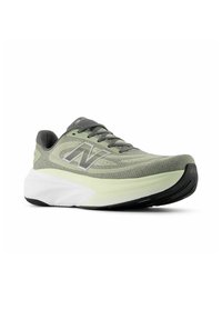 Baskets de course New Balance grises et vert clair avec une tige en mesh et une semelle épaisse blanche et noire, inclinées à gauche.