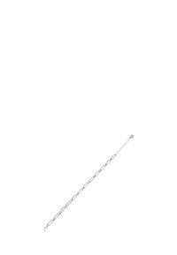 Bracelet chaîne en argent avec des maillons allongés à finition polie et une petite fermoir ajustable. Design minimaliste avec une texture lisse.