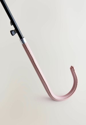 Schwarzer Metallstock mit gebogenem Griff aus rosa Leder. Silberne Beschläge an der Verbindungsstelle. Glatte Oberfläche und modernes Design.