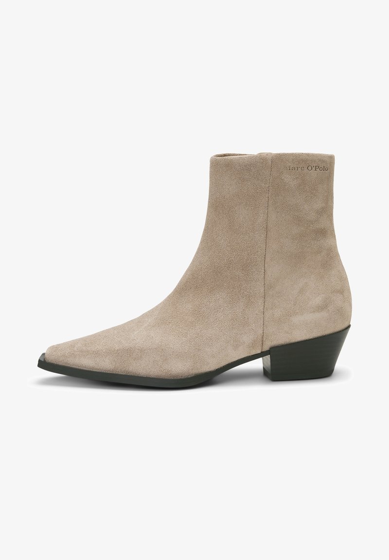 Beżowy zamszowy botek za kostkę z wąskim noskiem i niskim, kwadratowym obcasem. Charakteryzuje się minimalnym przeszyciem i gładką fakturą powierzchni.