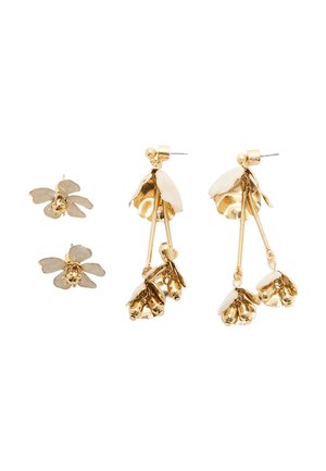 Goldfarbene Ohrringe mit floralen Motiven, die zwei Designs bieten: hängende Blüten mit Blättern und Steckerohrringe in Form von Blumen mit detaillierten Blütenblättern.