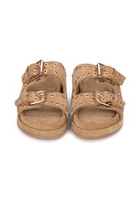 Sandali in suede color beige chiaro con due cinturini regolabili, arricchiti da borchie e fibbie in tono oro, dotati di una soletta sagomata.