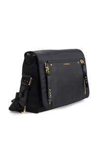 Borsa messenger nera realizzata in nylon, con accessori in oro, tracolla regolabile e tasche esterne con zip per la conservazione. Design rettangolare semplice.