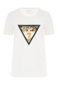 Camiseta de algodón blanca con un logo triangular negro y dorado que presenta un signo de interrogación, rodeado de tachuelas plateadas en la zona del pecho.