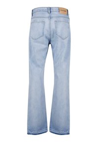 Jean évasé bleu clair en denim. Doté de deux poches arrière, d'une taille haute et d'un ourlet cousu. Peu de matériel est visible.