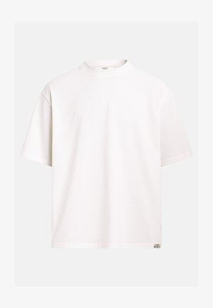 Lihtne valge lühikeste varrukatega T-särk ümara kaelusega, väikese ristkülikukujulise "Rebel" logotähega alumise parema ääre juures.