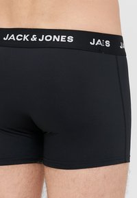 Svart bomullsblanding boxershorts med elastisk midje og hvit 'JACK & JONES'-logo. Glatt tekstur og tettsittende design.