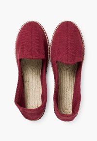 Rode gevlochten espadrilles met een visgraatpatroon, espadrille zool en een natuurlijke jute binnenzool. Instapmodel zonder sluitingen.