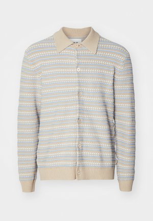 Cárdigan de punto con un cuello beige y cierre de botones. Presenta rayas horizontales en beige y azul claro. Puños y dobladillo acanalados.