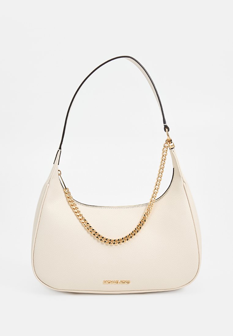 Sac à épaule en cuir crème avec un design incurvé, featuring une accent en chaîne dorée et une anse supérieure noire, logo embossé sur le devant.