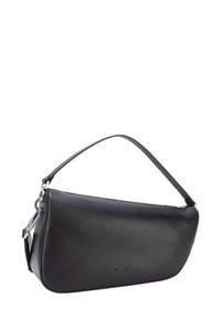 Črna usnjena torbica s sijočo, podolgovato obliko. Ima tanek ramenski trak in subtilno vtisnjeno blagovno znamko na sprednji strani.