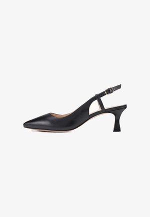Escarpin slingback en cuir noir avec bout pointu, découpes ouvertes sur les côtés et talon fin. Dispose d'une bride réglable avec boucle.