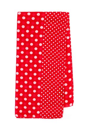 Écharpe en tissu rouge avec deux motifs distincts : de grands pois blancs d'un côté et des pois plus petits de l'autre, texture lisse.