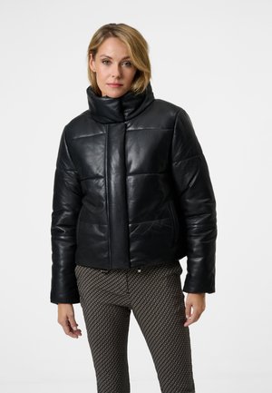 Schwarze, cropped Lederjacke mit hohem Kragen und gestepptem Design, ausgestattet mit zwei Fronttaschen und einer glatten Textur.