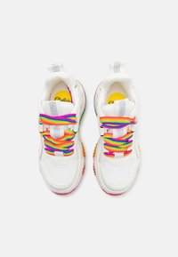 Buffalo BLADER MATCHA - Sportcipő - white/rainbow