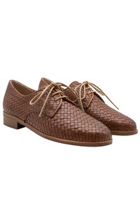 Chaussures en cuir tressé marron avec un bout arrondi, un talon plat et des lacets clairs. La surface texturée présente un motif en tissage panier pour un détail supplémentaire.