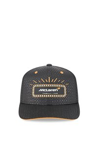 Czarna czapka baseballowa z teksturowanym wzorem diamentowym, z pomarańczowym akcentem i białym prostokątnym logo z napisem "McLaren Formula 1 Team."