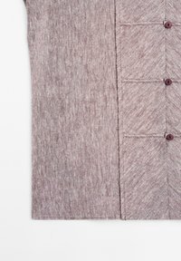 Helllila Button-up-Oberteil aus strukturiertem Stoff mit vier Knöpfen und zwei horizontalen Taschen. Der Saum ist gerade und hat gestickte Details.