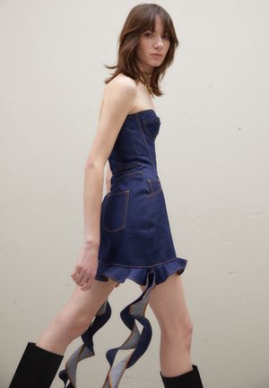 SIDE RUFFLE STRAPLESS DRESS - Jeanskleid - blue