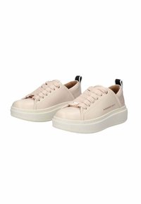 Helle pinke Leder-Sneaker mit runden Zehen, strukturierten Schnürsenkeln und einer weißen Gummisohle. Mit einer schwarzen Fersenlasche und dezentem Branding.