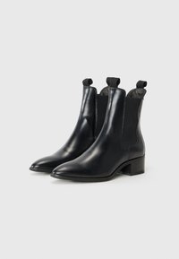 Stivaletti neri in pelle con punta a punta, pannelli laterali elasticizzati e linguette per una facile calzata; texture liscia con tacco spesso.