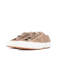 Sneaker in suede marrone con suole in gomma bianca, caratterizzate da lacci rotondi e un design minimalista. Superficie testurizzata con un sottile dettaglio di branding.