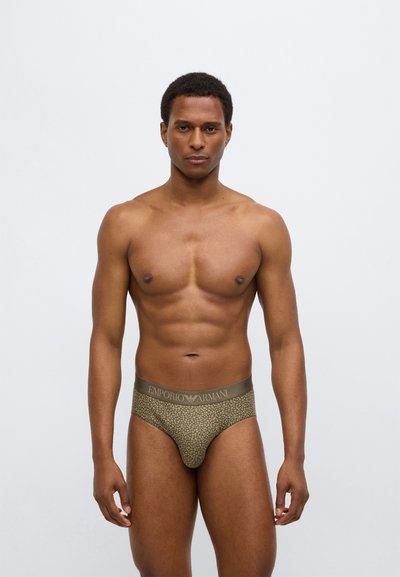 Zielone męskie bokserki w wzory z szerokim paskiem z logo, gładką fakturą materiału i dopasowanym krojem. Widok z przodu, neutralne tło.