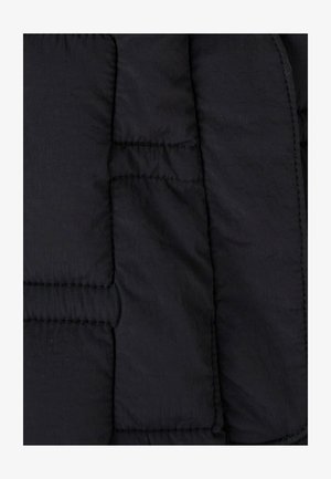 Gewatteerde zwarte pufferjasstof met een gladde textuur, voorzien van gestikte secties en gemaakt van een lichtgewicht, duurzaam materiaal.