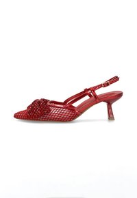 Zapatilla de tacón rojo con tira en el tal�ón y parte superior de malla, adornada con un diseño de cuentas en la puntera. Tiene una parte frontal puntiaguda y un tacón delgado acentuado en dorado.