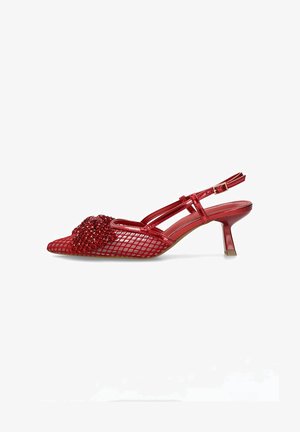 Zapatilla de tacón rojo con tira en el talón y parte superior de malla, adornada con un diseño de cuentas en la puntera. Tiene una parte frontal puntiaguda y un tacón delgado acentuado en dorado.