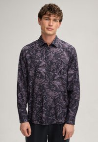 Langärmliges Hemd in Dunkelpink mit einem Blumenmuster in helleren Farbtönen, aus glattem Stoff gefertigt. Mit Knopfleiste und klassischem Kragen.