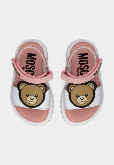 Ροζ και λευκά σανδάλια για νήπια με πρόσωπα αρκούδας στα λουριά και λογότυπο Moschino στα λουριά του αστραγάλου και στις σόλες.