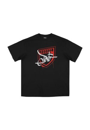 Czarna koszulka z bawełny o luźnym kroju, z czerwoną grafiką w kształcie tarczy i białym, stylizowanym tekstem, akcentowana szczegółami w postaci rozpryskanego farby.