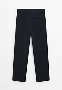 Pantalon formel noir avec passants de ceinture et une seule poche passepoilée arrière, posé à plat sur un fond blanc.