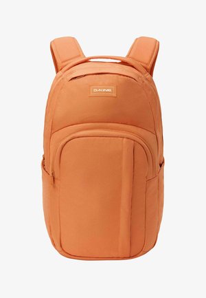 Oranger Dakine-Rucksack mit gepolsterten Schultergurten, oberem Griff, Frontreißverschlusstasche und Seitentaschen vor weißem Hintergrund.