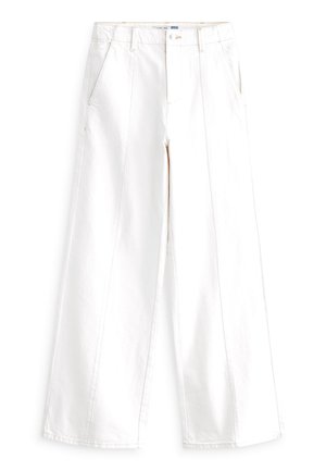 Białe spodnie z wysokim stanem i szerokimi nogawkami, z przodu zakładki, bocznymi kieszeniami, szlufkami na pasek oraz zapięciem na guzik.