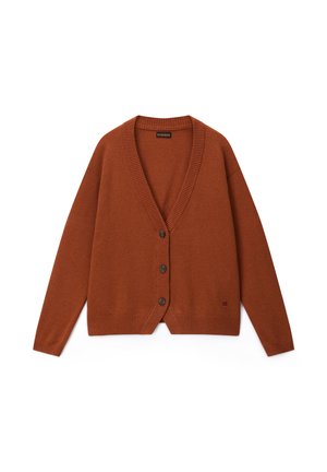 Cardigan lungo color ruggine con maniche lunghe, bottoni, polsini, orlo e scollo a V profondo a coste su sfondo bianco.