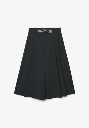 Jupe plissée noire avec une taille haute, dotée d'une fermeture à boucle métallique et de passants pour ceinture. Confectionnée dans un tissu lisse avec une forme structurée.