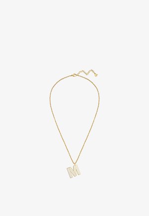 Collier en chaîne d’or avec un pendentif en forme de lettre M composé de barres verticales parallèles sur fond blanc.