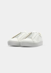 Baskets en cuir blanc avec une finition lisse, présentant un bout rond, des lacets texturés et une semelle en caoutchouc grise. Design simple sans motifs.