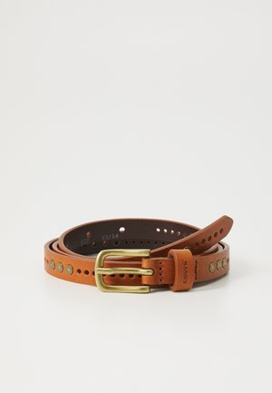 Ceinture en cuir marron avec une boucle en laiton, des clous décoratifs et plusieurs trous de réglage, étiquetée taille 85/34.