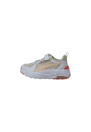 Zapato deportivo blanco con acentos de malla beige, una correa de gancho y bucle, y una suela gruesa con detalles rojos.