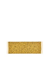 Bufanda de estampado de leopardo con fondo amarillo, manchas marrones y bordes flecados. Está hecha de un material suave y texturizado.