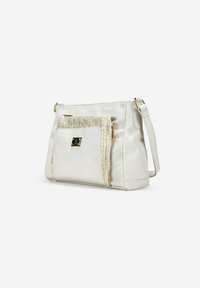 Bolso de mano de cuero blanco con un bolsillo frontal trenzado adornado con oro, herrajes dorados y una correa desmontable. Textura suave y forma rectangular.